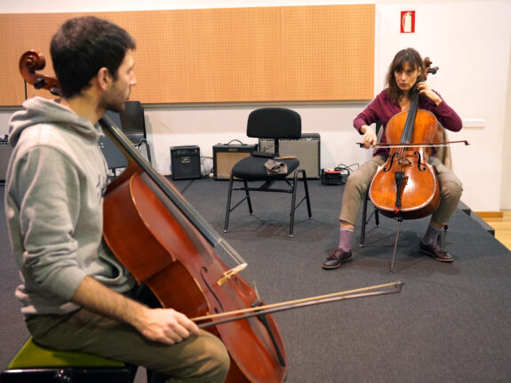 Suzana Stefanovic impartió clases magistrales de violoncello en la EAEM
